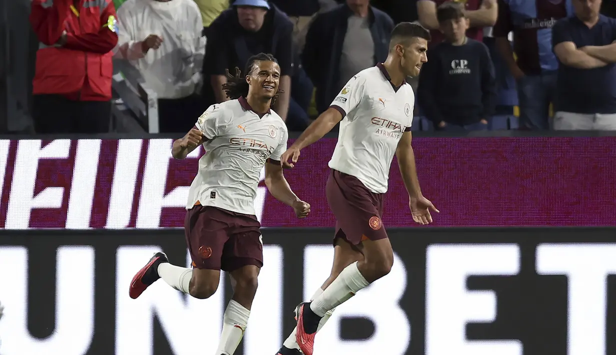 Selebrasi gelandang Manchester City, Rodri setelah mencetak gol ketiga timnya ke gawang Burnley pada laga pekan pertama Liga Inggris 2023/2024 di Turf Moor, Burnley (11/8/2023). Menyumbang gol ketiga dalam kemenangan 3-0 Manchester City atas Burnley, Rodri justru mencetak rekor sebagai pencetak assist pertama di Liga Inggris musim 2023/2024. Assist-nya pada menit ke-4 diberikan kepada Erling Haaland sebagai gol pembuka dalam laga tersebut. (PA via AP Photo/Nigel French)