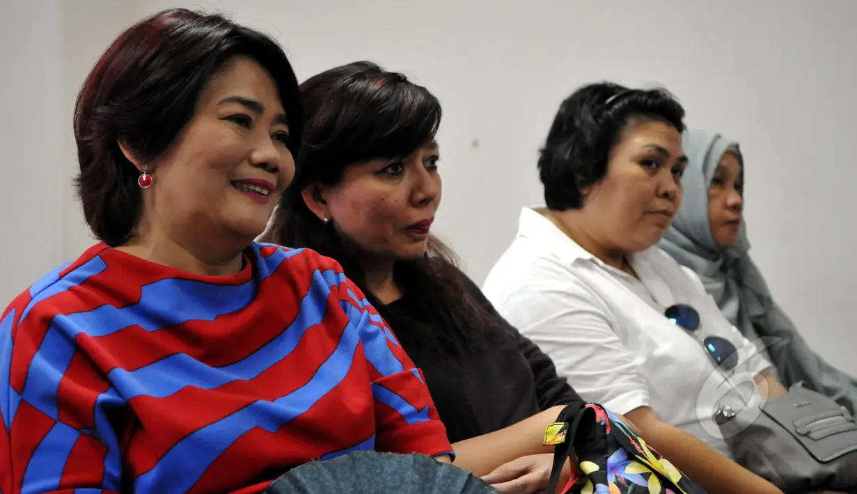 Ibu Kevin Julio, Nancy Wijaya (kedua kiri) saat menghadiri sidang lanjutan kasus tabrak lari dengan korban ayah Kevin Julio, Jakarta, Selasa (24/3/2015). Kevin Julio tak hadir dalam persidangan tersebut.(Liputan6.com/Panji Diksana)