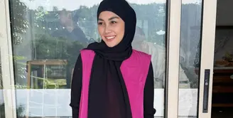 Sepulang ibadah Haji, Nisya Ahmad tampil memukau dengan gaya hijabnya. Ia mengenakan kerudung hitam bergaya pashmina yang terlihat begitu kontras dengan gaya blouse fuschia. [Foto: Instagram/ Nisya Ahmad]
