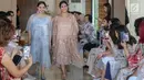 Artis Nagita Slavina dan Caca Tengker mengenakan pakain koleksi terbaru Alto Prive rancangan desainer Cynthia Vicario berkolaborasi dengan Tyna Kanna Mirdad saat acara fashion show bertajuk Flora, di Jakarta, Kamis (9/5/2019). (Liputan6.com/Fery Pradolo)