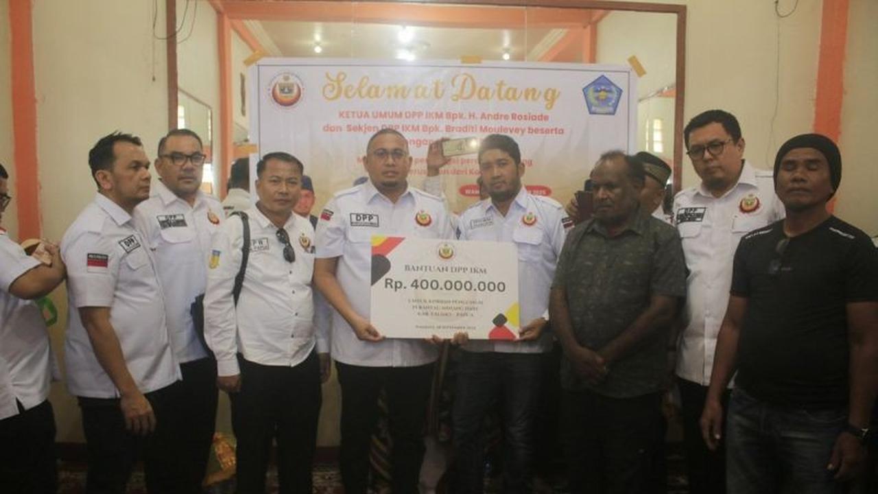 Waka Komisi VI DPR RI Andre Rosiade Salurkan Rp400 Juta Bantuan Pengungsi Yalimo