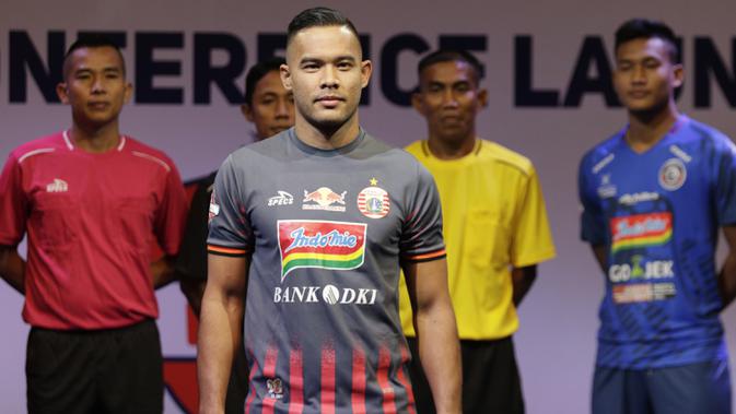 Pemain Persija Jakarta, Andritany Ardhiyasa berpose saat Peluncuran Shopee Liga 1 di SCTV Tower, Jakarta, Senin (13/5). Sebanyak 18 klub akan bertanding pada Liga 1 mulai tanggal 15 Mei. (Bola.com/Vitalis Yogi Trisna)