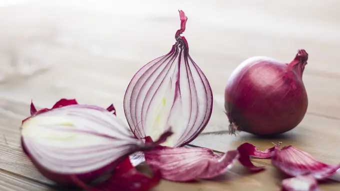 Ilustrasi kerokan pakai bawang merah (iStockphoto)