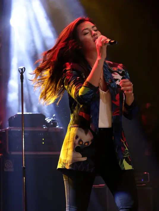 Selain itu, Raisa juga memberikan tips untuk para wanita agar memiliki rasa percaya diri. Ia menyarankan agar wanita tidak mempertahankan sebuah hubungan yang memang kondisinya tidak layak untuk dipertahankan. (Galih W. Satria/Bintang.com)