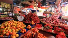 Sejumlah harga kebutuhan pokok yang meroket di pasaran pada awal Maret ini. 