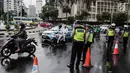 Polisi melakukan pengalihan arus lalu lintas terkait Malam Munajat 212 di Medan Merdeka Barat dan Utara, Jakarta, Kamis (21/2). Arus lalu lintas di sekitar kawasan Monas akan ditutup untuk mencegah kemacetan. (Liputan6.com/Faizal Fanani)