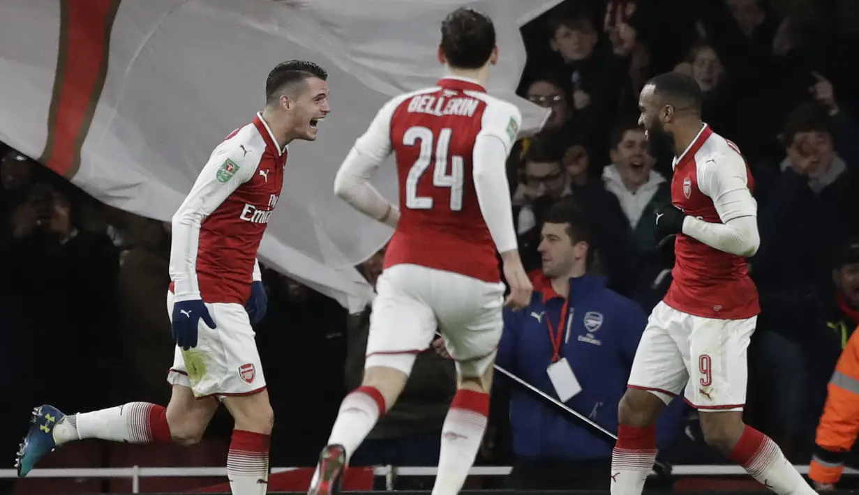 Para pemain Arsenal merayakan gol ke gawang Chelsea pada laga semifinal Piala Liga Inggirs di Emirates stadium, London, (24/1/2018). Arsenal menang 2-1. (AP/Matt Dunham)