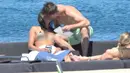 Zac Efron dan Michelle Rodriguez  seperti sepasang kekasih yang sedang jatuh cinta Dalam foto terbaru yang berhasil ditangkap, keduanya kepergok saling berciuman, Selasa (8/7/2014) (mzn.com)