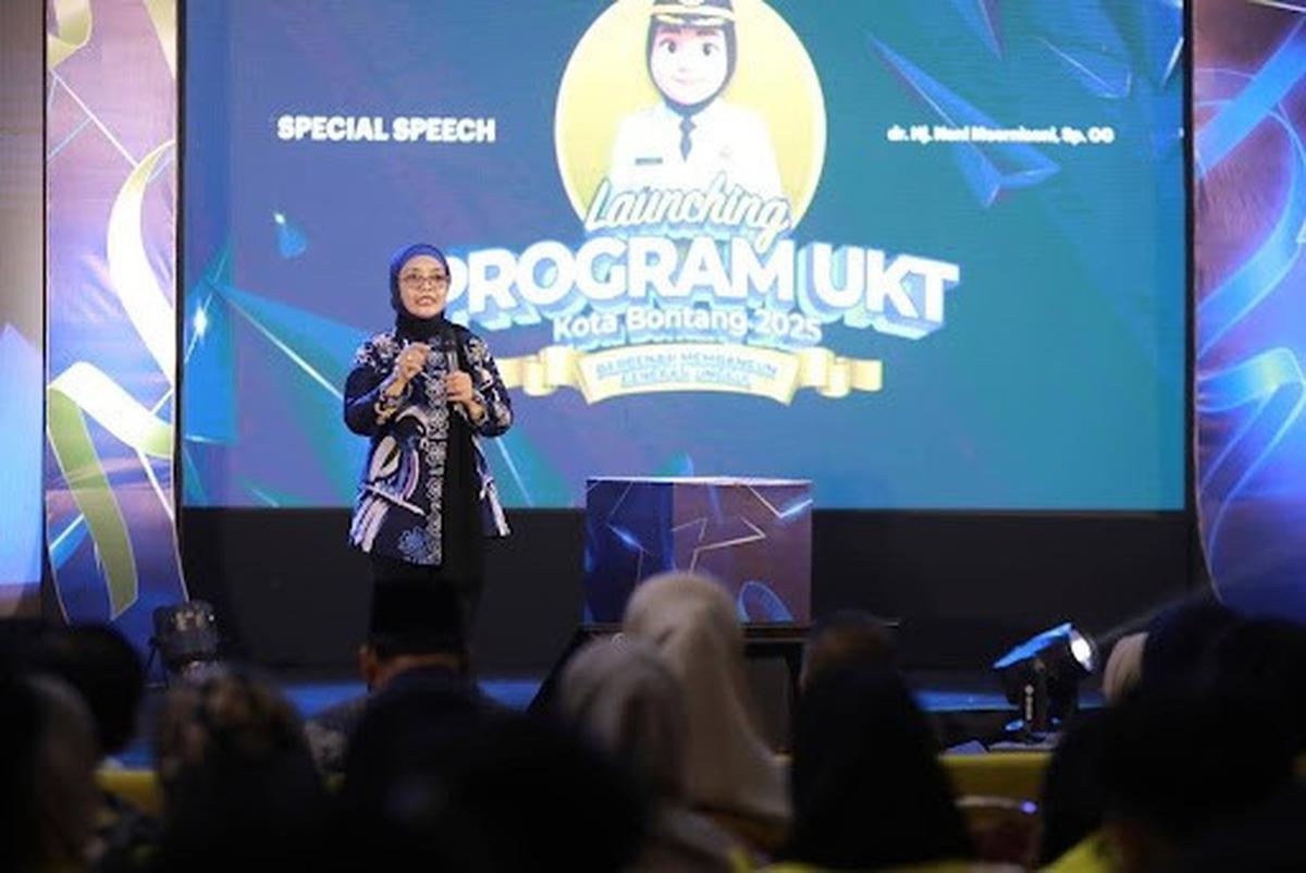 Wali Kota Bontang Neni Moerniaeni meluncurkan Program Beasiswa Uang Kuliah Tunggal (UKT) bagi mahasiswa