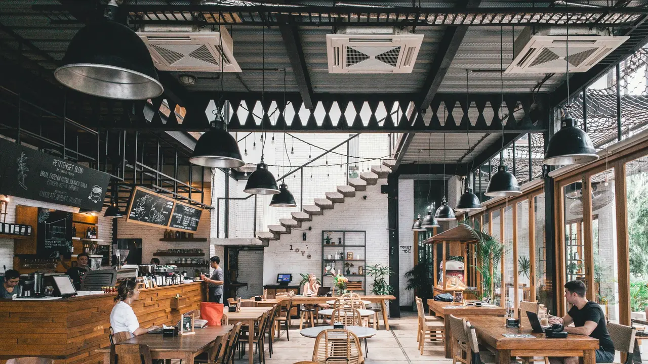 Kerja di Cafe Dapat Meningkatkan Kreativitas dan Produktivitas (Image by Magnific)