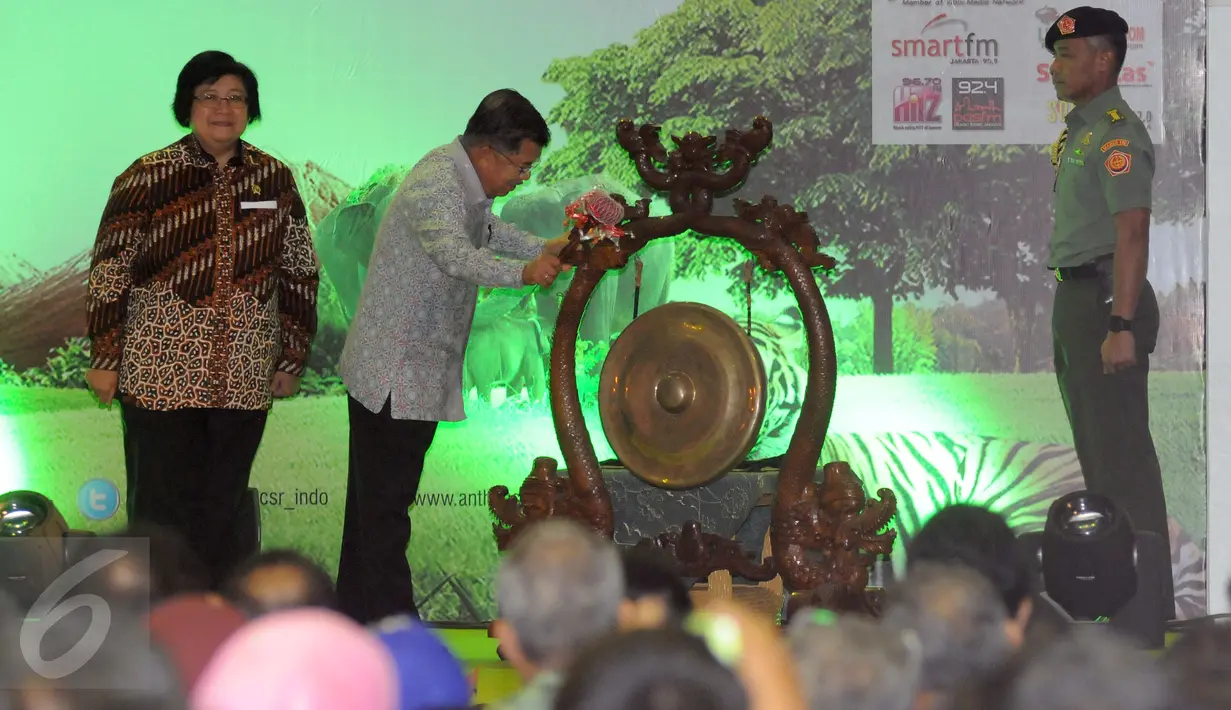 Wakil Presiden Jusuf Kalla (tengah) memukul gong saat membuka Pekan Lingkungan Hidup Kehutanan 2016 di Jakarta, Kamis (9/6/2016). Pekan Lingkungan Hidup Kehutanan 2016 berlangsung hingga 12 Juni, mendatang. (Liputan6.com/Helmi Fithriansyah)