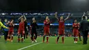 Pemain Liverpool merayakan kemenangan mereka atas Manchester City di hadapan suporter pada akhir laga leg kedua perempat final Liga Champions di Stadion Etihad, Rabu (11/4). Manchester City harus tersingkir usai takluk 1-2 dari Liverpool.  (AP/Rui Vieira)