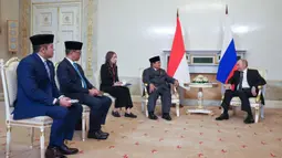 Dalam pertemuan tersebut Presiden Prabowo didampingi Sekretaris Kabinet Teddy Indra Wijaya dan Menteri Luar Negeri Sugiono. (Vyacheslav PROKOFYEV/POOL/AFP)