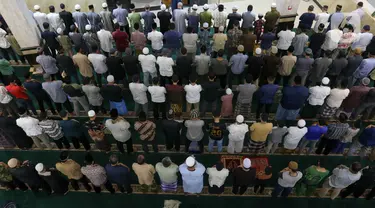 Warga Muhammadiyah melaksanakan salat tarawih di malam pertama ramadan 1445 H di Masjid Raya Uswatun Hasanah, Cengkareng, Jakarta, Minggu (10/3/2024). (Liputan6.com/Herman Zakharia)