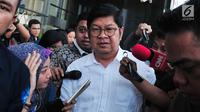 Mantan Menteri BUMN, Laksamana Sukardi memberi keterangan usai menjalani pemeriksaan di KPK, Jakarta, Rabu (26/7). Laksamana Sukardi diperiksa sebagai saksi dengan tersangka mantan Kepala BPPN Syafruddin Arsyad Temenggung. (Liputan6.com/Helmi Afandi)
