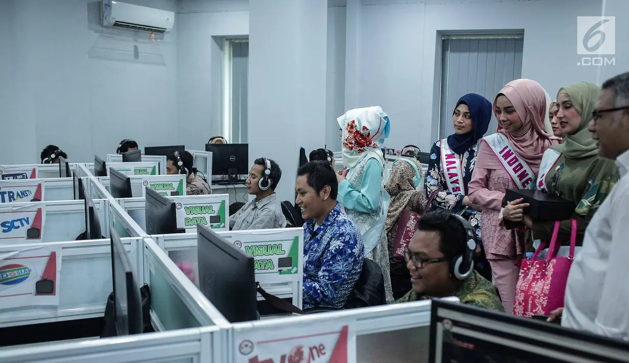 Peserta Puteri Muslimah Asia 2018 melihat ruangan monitoring Komisi Penyiaran Indonesia (KPI), Jakarta, Jumat (4/5). Kunjungan tersebut untuk mengenalkan peserta Puteri Muslimah Asia lebih dekat tugas dan tanggung jawab KPI. (Liputan6.com/Faizal Fanani)