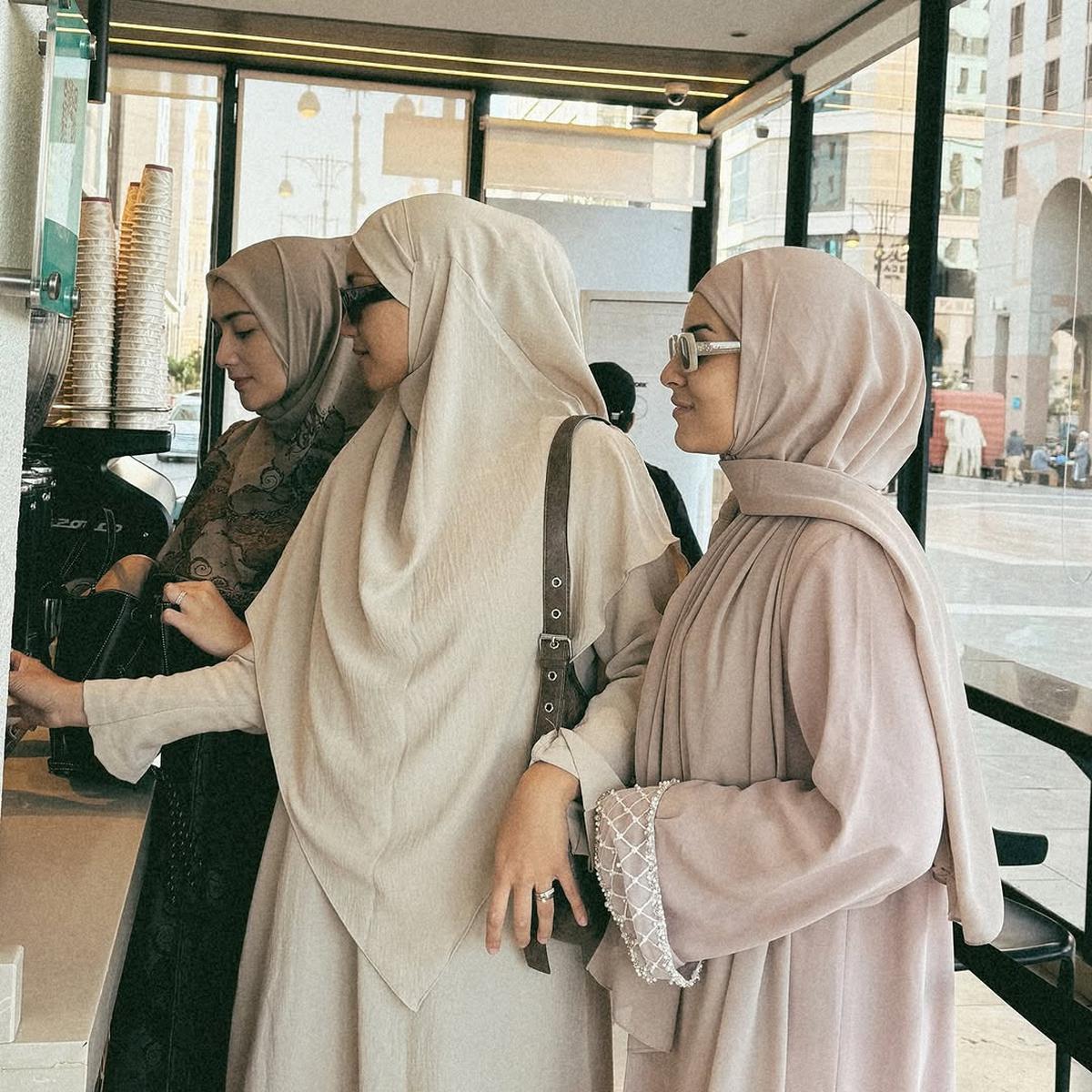 Potret Erica Putri Jalani Ibadah Umroh Bersama Sahabat yang Seru