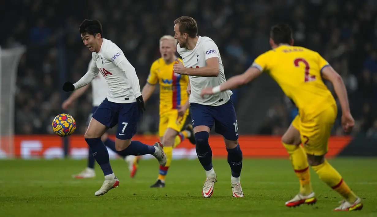 Pemain Tottenham Hotspur Son Heung-min (kiri) menggiring bola saat melawan Crystal Palace pada pertandingan sepak bola Liga Inggris di White Hart Lane, London, Inggris, Minggu (26/12/2021). Tottenham Hotspur menang 3-0. (AP Photo/Alastair Grant)