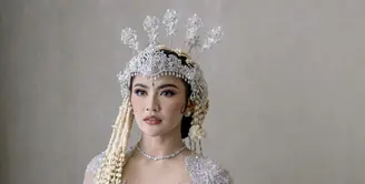 Mahalini juga terlihat memukat dalam balutan kebaya putih bergaya Sunda. [Foto: Instagram/ Asky Febrianty]