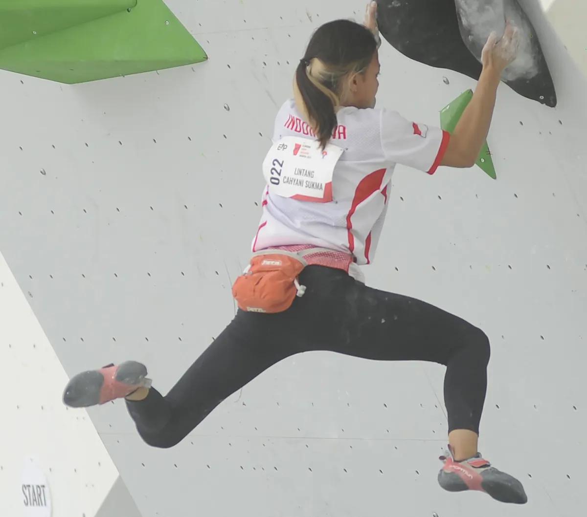 Sukma Lintang Cahyani berusaha mencapai puncak pada kategori Lead Putri IFSC Climbing Asian Qualifier Jakarta 2023 di Gelora Bung Karno, Jakarta, Sabtu (11/11/2023).&nbsp;
