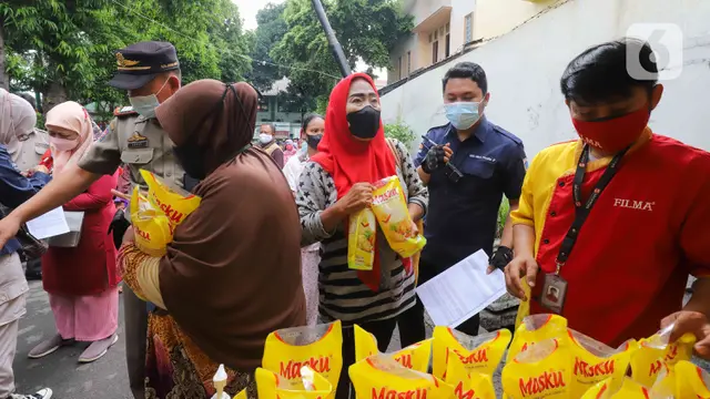 Antre Minyak Goreng Murah di Kantor Kecamatan Johar Baru
