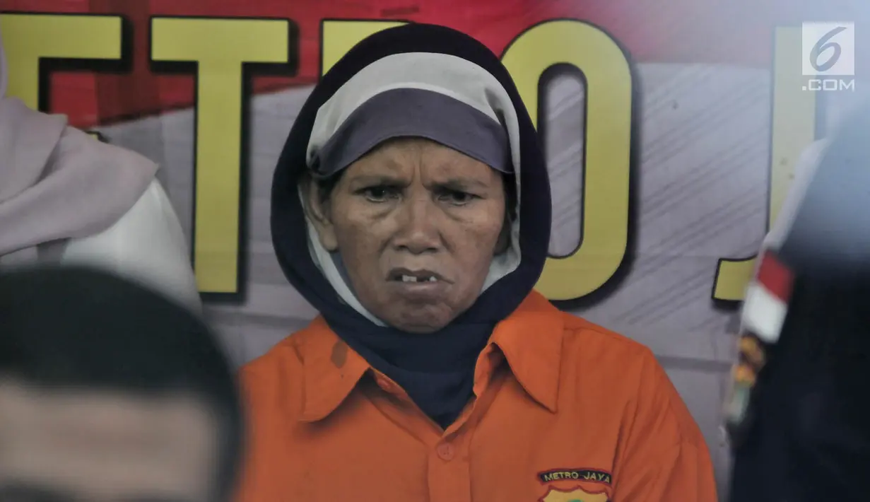 Pelaku berinsial A (55) dihadirkan dalam rilis pengungkapan kasus penculikan balita ASA (3) di Mapolda Metro Jaya, Jakarta, Senin (15/4). Balita ASA, korban penculikan di Masjid Al Amin Bintara Jaya Bekasi, pada Selasa pekan lalu ditemukan di Stasiun Pasar Senen. (merdeka.com/ Iqbal S. Nugroho)