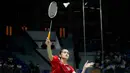 Stephanie Widjaja harus mengakui keunggulan pemain Thailand Supanida Katethong pada babak final beregu bulu tangkis SEA Games 2021. Bertanding di Bac Giang Gymnasium ia kalah dalam dua game langsung dengan skor 14-21 dan 8-21. (AP/Achmad Ibrahim)
