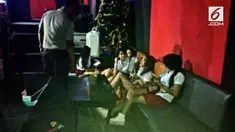 Polsek Sangatta Utara, Kutai Timur, merazia sejumlah tempat hiburan malam dan menangkap sekelompok wanita penghibur mengenakan seragam SD.