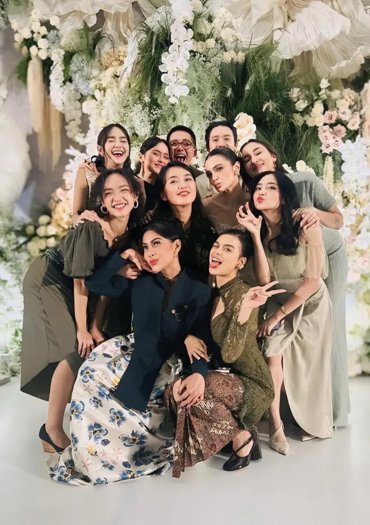 8 Adu Gaya OOTD Kondangan Para Artis saat Hadir di Resepsi Pernikahan Amanda Rawles di Jakarta, Eva Celia hingga Beby Tsabina