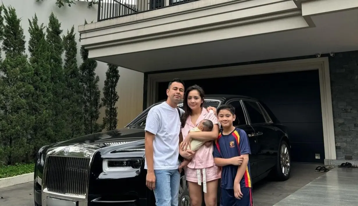 Digendong Raffi Ahmad dan Nagita Slavina, Lily terlihat menggemaskan berfoto dengan latar mobil mewah Roll Royce Raffi. Hingga kini tak sedikit netizen yang merasa sosok Lily adalah perempuan paling beruntung. (Liputan6.com/IG/@raffinagita1717)