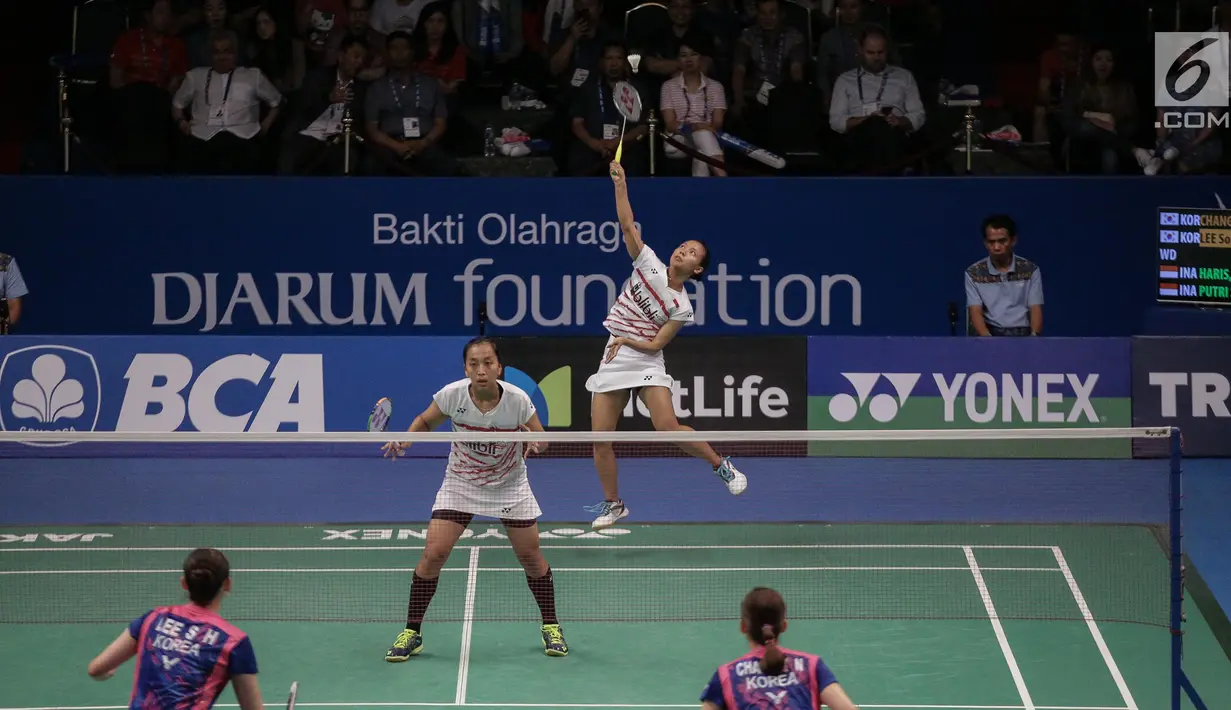 Ganda Campuran Indonesia,Della Destiara Haris dan Rosyita Eka Putri Sari harus tersingkir di Indonesia Open 2017 usai kalah melawan Chang Ye Na dan Lee So Hee (Korea) di JCC Plenary Hal, Jakarta, Jumat (16/6). (LIputan6.com/Faizal Fanani)