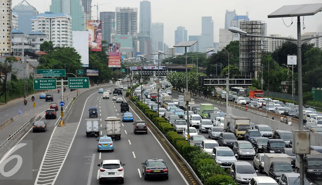 Suasana arus lalu lintas di tol dalam kota Jakarta pada Jumat (25/11). Dibayangi aksi massa besar-besaran pada Jumat (25/11) arus lalu lintas sejumlah ruas jalan protokol di Jakarta terlihat normal. (Liputan6.com/Helmi Fithriansyah)