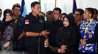 Paslon no urut 1, Agus Harimurti Yudhoyono bersama Sylviana Murni didampingi petinggi Partai Demokrat melakukan konferensi pers di Posko Kemenangan AHY-Sylvi di Wisma Proklamasi, Jakarta, Rabu (15/2). (Liputan6.com/Johan Tallo)
