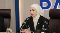 Ketua Fraksi PAN DPR RI, Putri Zulkifli Hasan, berikan keterangan terbaru terkait kondisi Eko Patrio dan Uya Kuya setelah berstatus anggota DPR nonaktif. (Foto: Dok. Istimewa)
