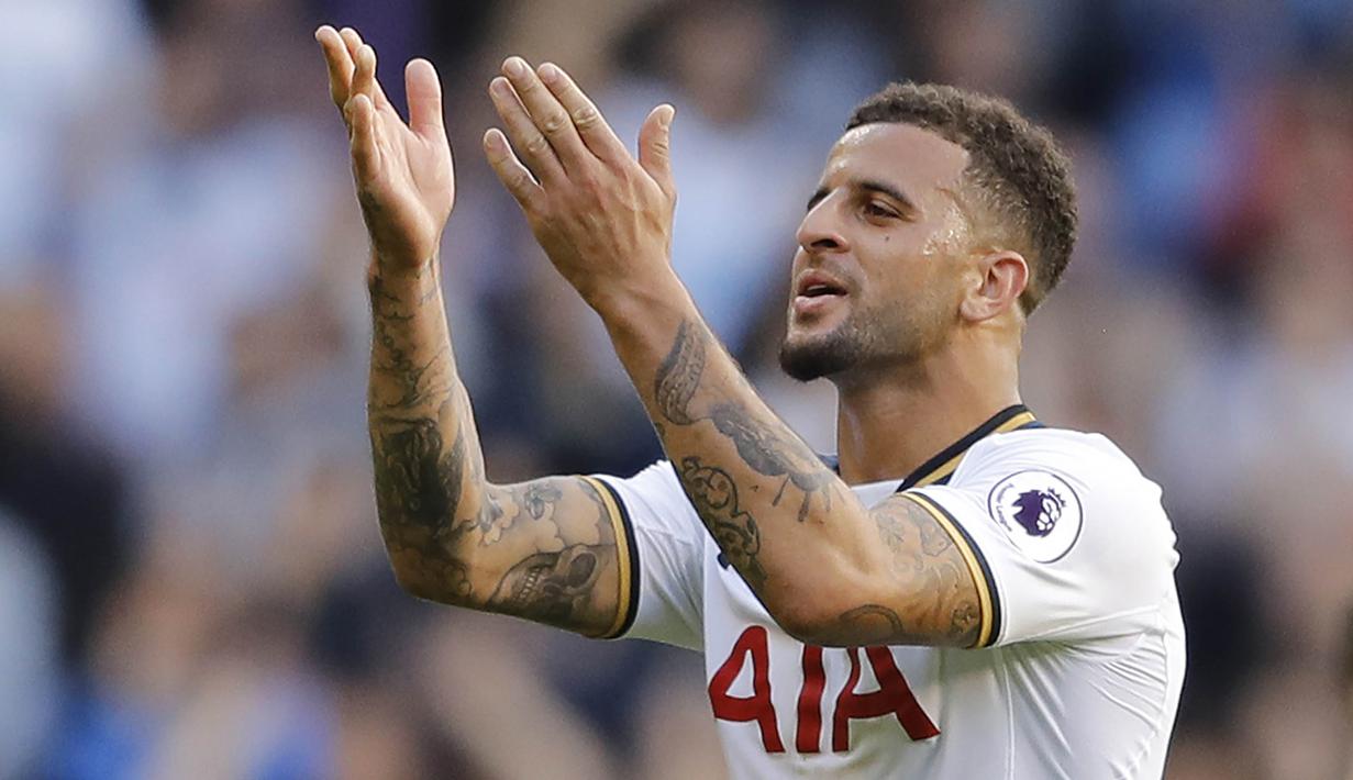 2. Kyle Walker (manchester City) - Pemain 27 tahun ini merupakan sosok penting di lini pertahanan Spurs. Penampilan apik bek timnas Inggris tersebut membuat Manchester City meminangnya dana 50 juta poundsterling (Rp 867 miliar). (AP/Frank Augstein)