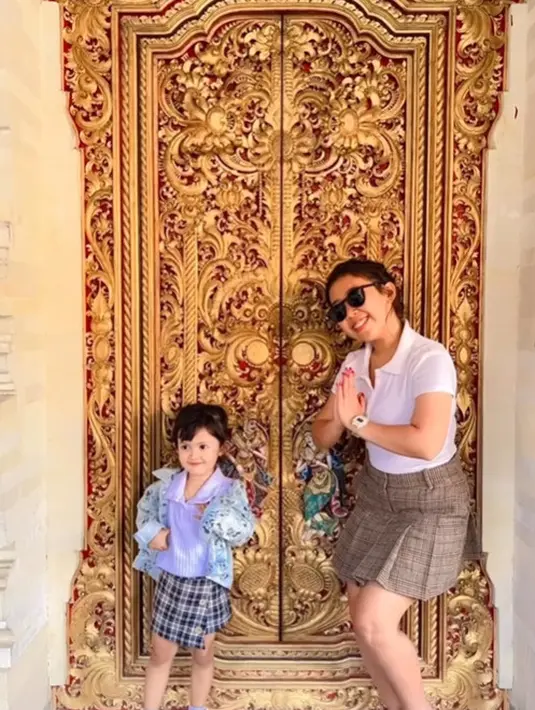 Kiky Saputri dan M. Khairi bersama putrinya. [Foto: Instagram/kikysaputrii]