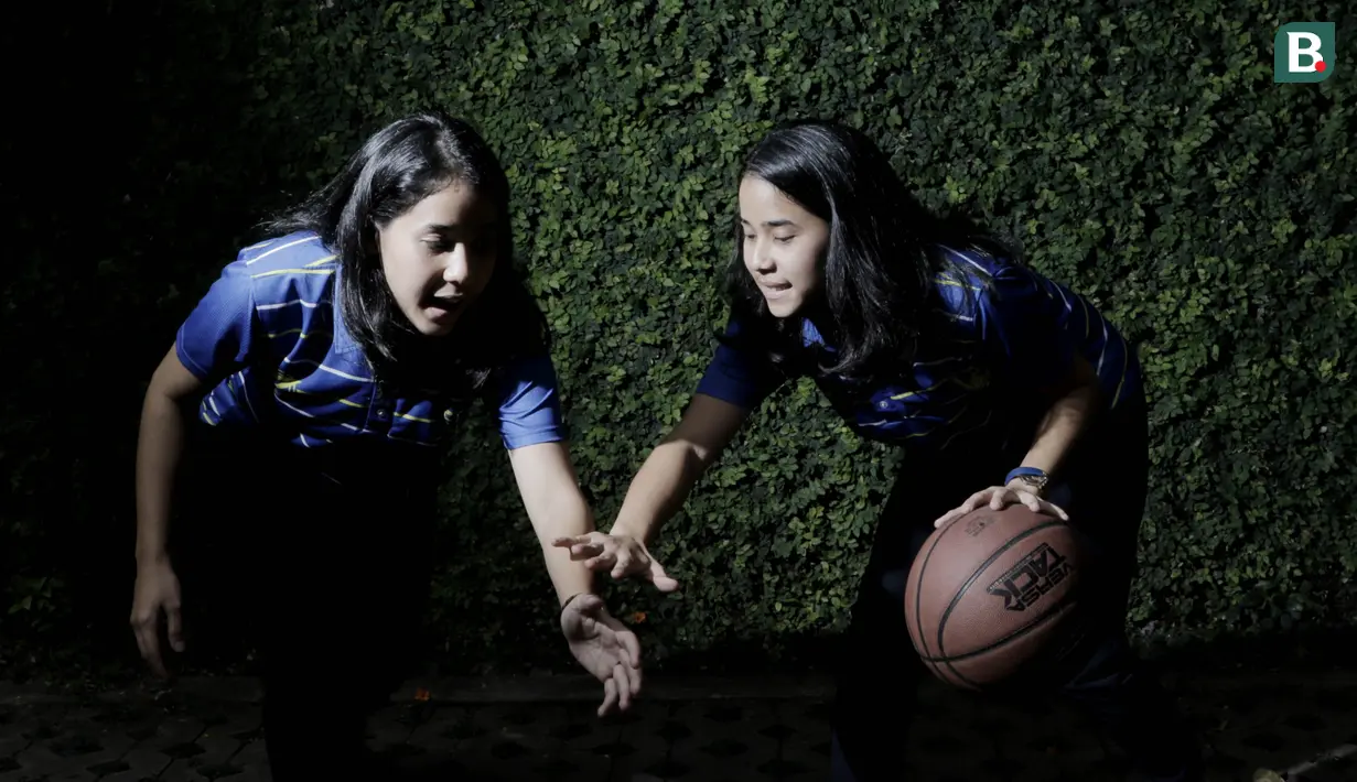 Pebasket Merpati Bali, Tania Rasidi dan Lamia Rasidi, berebut bola saat sesi pemotretan di kantor Bola.com, Jakarta, Jumat (16/3/2018). Duet kembar ini siap membawa Merpati Bali juara Srikandi Cup 2017/2018. (Bola.com/M Iqbal Ichsan)