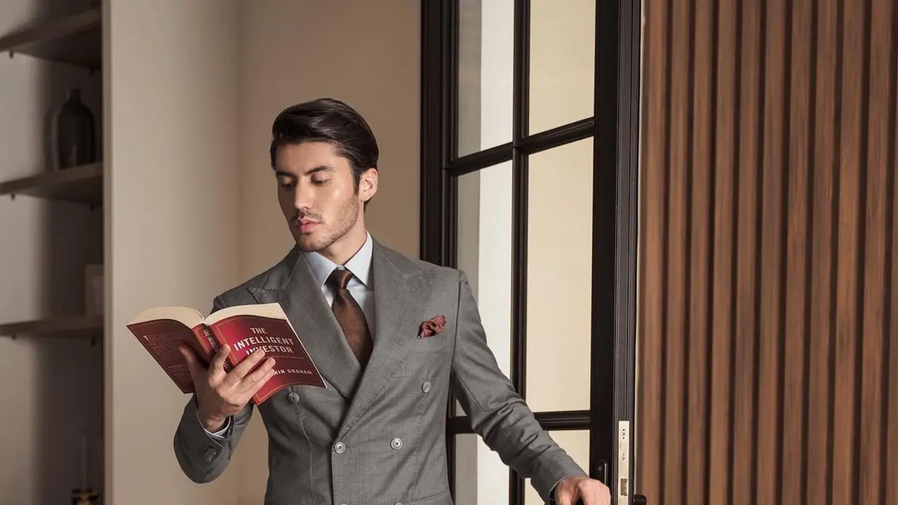 7 Gaya Valentino Peter dengan Setelan Jas yang Ini Tampil Stylis