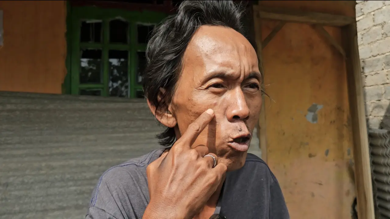 Sudrajat (50) pedagang es kue menjadi korban penyiksaan yang dilakukan oknum TNI dan Polri.