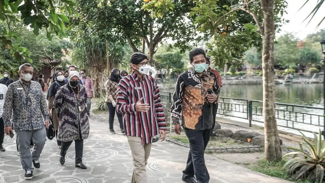 Menparekraf Sandiaga Uno berdialog dengan pelaku ekonomi kreatif Daerah Istimewa Yogyakarta di Puri Mataram, Desa Tridadi, Kabupaten Sleman. (Dok Kemenparekraf)