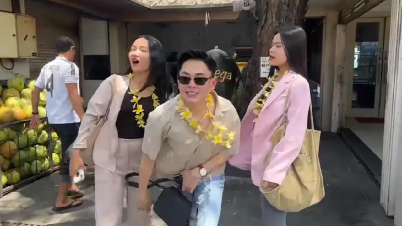Melly Lee mengabadikan momen perjalananya ke Bali bersama Lovely dan Kier King. Ketiganya berangkat dari Jakarta menuju Bali dengan menggunakan pesawat.<br>