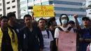 Sejumlah mahasiswa dari berbagai perguruan tinggi di Jakarta melakukan aksi unjuk rasa di depan Kompleks Parlemen RI, Senin (16/9/2019). Dalam aksinya, mereka menolak berbagai RUU yang sedang adan akan dibahas oleh para anggota dewan. (Liputan6.com/Helmi Fithriansyah)
