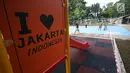 Pekerja menyelesaikan pembangunan Ruang Publik Terpadu Ramah Anak (RPTRA) di Jalan Simpang Tiga Kalibata, Jakarta, Sabtu (30/9). Gubernur DKI Jakarta Djarot Saiful Hidayat akan mempercepat program pembangunan 100 RPTRA. (Liputan6.com/Immanuel Antonius)