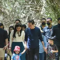 Melihat gaya Jan Ethes dan Lembah Manah kenakan kaus branded (@jokowi)