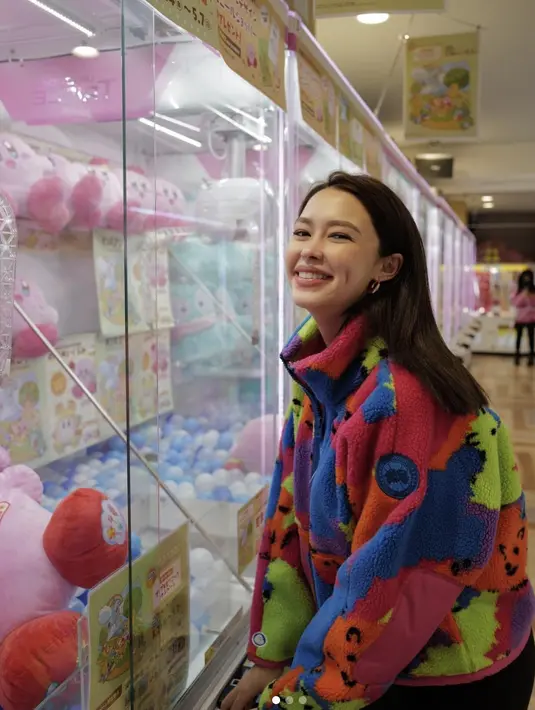 Bahkan ketika mengenakan puffy jacket. Ia tampak menawan dalam balutan jaket penuh warna yang penuh aksi. [Foto: Instagram/ Patricia Good]