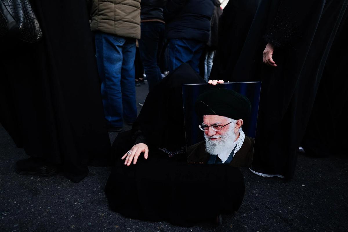 FOTO: Iran Berduka Usai Kematian Ayatollah Ali Khamenei dalam Serangan Militer