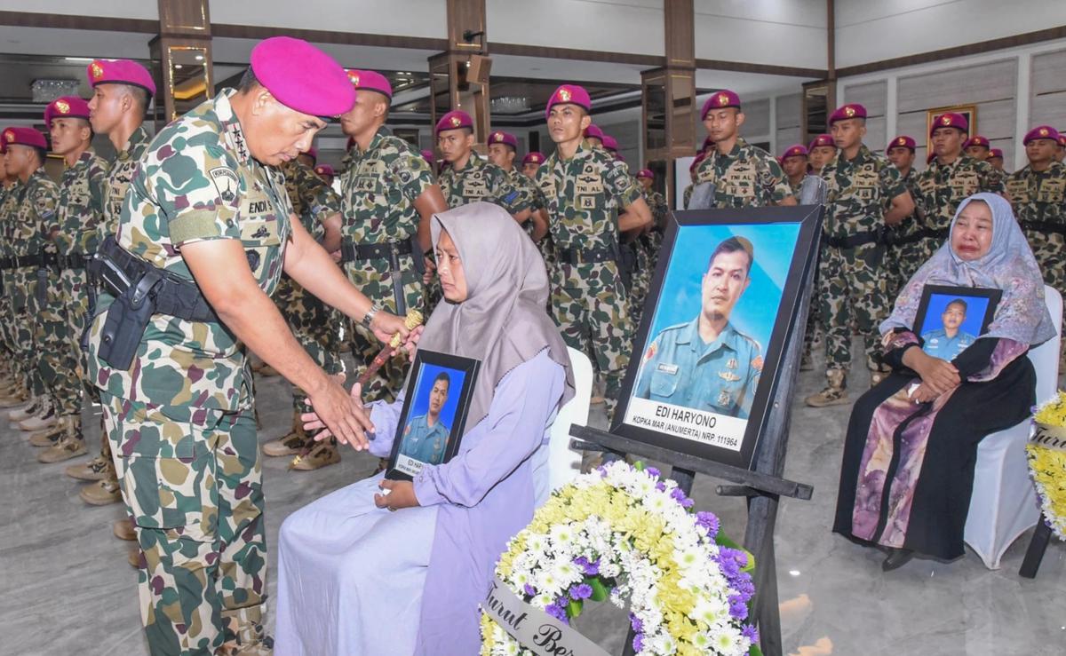 FOTO: TNI AL Anugerahkan KPLB bagi Prajurit Marinir Gugur dalam Musibah Longsor