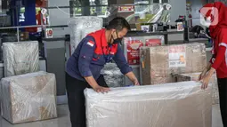 Petugas ekspedisi melakukan pengemasan paket pelanggan di Kantor Cabang JNE, Jakarta, Kamis (30/12/2021). Supply Chain Indonesia (SCI) memprediksi distribusi pengiriman barang pada akhir tahun ini di Jawa dan Bali bisa meningkat 5-10 persen. (Liputan6.com/Faizal Fanani)