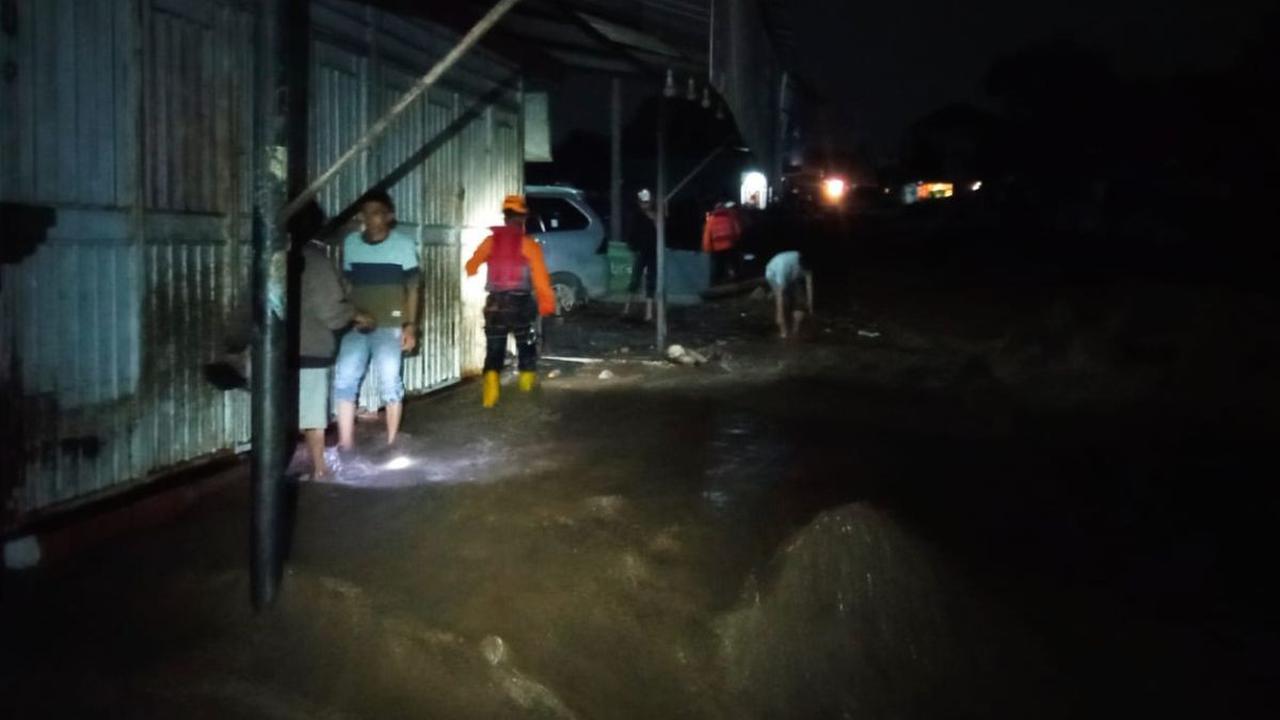 Dia menyebutkan, setidaknya ada delapan warga yang saat kejadian harus dievakuasi ke rumah sakit terdekat.<br>