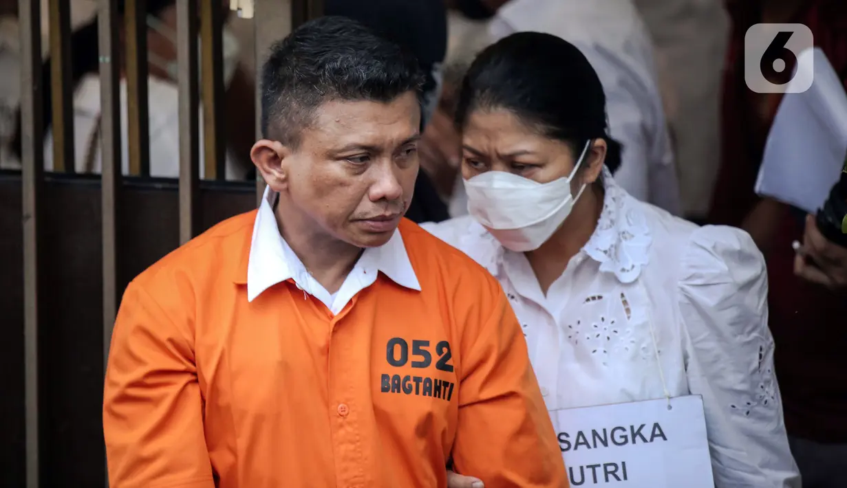 Irjen Ferdy Sambo bersama istrinya, Putri Candrawathi, saat rekonstruksi pembunuhan berencana terhadap Nofriansyah Yosua Hutabarat atau Brigadir J di rumah dinas Duren Tiga, Jakarta, Selasa (30/8/2022). (Liputan6.com/Faizal Fanani)
